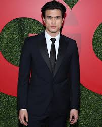 Charles melton is a young american model and actor, best known for his portrayal of 'reggie' in the second season of the popular 'netflix' and 'the cw' series 'riverdale.' Charles Melton Crushs Filmes Terno