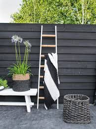 Conçue avec des bois de qualité, posée dans les règles de l'art et entretenue avec soin, une palissade en bois traverse les saisons avec charme… ici, elle clôture un jardin mitoyen tout en protégeant des regards. Comment Decorer Une Terrasse Avec Du Noir Joli Place