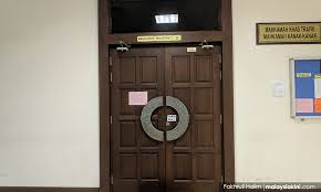 2.adalah dengan ini dimaklumkan bahawa mahkamah sesyen dan majistret (sivil) shah alam akan mula berpindah dari bangunan mrcb,shah alam ke kompleks mahkamah baru (bangunan annex) mulai 13/12/2010 (isnin) sehingga 17/12/2010 (jumaat) dan akan mula bersidang dan beroperasi di mahkamah baru pada 20/12/2010. Malaysiakini Polis Dihadap Ke Mahkamah Media Diminta Keluar Kerana Isu Sensitif