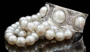 Ideal for piles of heavily tarnished pieces of silver jewelry or silver flatware sets that you need to clean in a pinch, this easy method works wonders in just a few minutes. How To Clean And Care For Pearls Eugenio Lumbreras