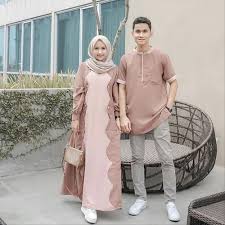 Jika belum tahu, yuk tambah wawasan kita tentang budaya indonesia yang kaya dan menyimak pakaian adat. 50 Model Gamis Couple Terbaru 2020 Kombinasi Dan Polos