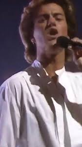 A história de Glória Gaynor, a Rainha da Música Disco 🎙️🔥