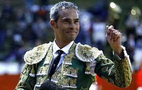 Que vivan los toreros colombianos! Luis Bolívar a hombros en Villapinzón –  suertematador.com