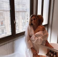 Ester Exposito Tiene Un Doble De Melena Unas Y Perreo Sergio Momo