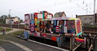 Guerilla Knitting Kunterbuntes Friedenssymbol Guerilla Knitting Stricken Und Garn