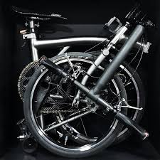다소곳이 접힌 티탄 메인프레임 브롬톤 내일은 좀 달리자 브롬톤 brompton 스투디오올라에는자전거동호회가있다