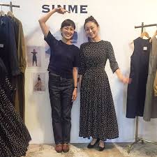sinme 2018ss 展示会2日目 雅姫さん ありがとうございました 雅姫さんが着てくださっているのは新作のドットロングワンピース 由夏さんが着ているのは新作ニットプルオーバーとベーシックラインの105リジットデニムです 明日は展示会最終日です 12 00 19 0