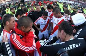 El 26 de junio de 2011, river plate sufría el momento más crítico y triste de sus 115 años de historia al descender a la primera b nacional, luego de perder la en el primer partido los goles de belgrano los convirtieron césar mansanelli de penal, tras una grosera mano del paraguayo román, y césar. Se Cumplen 9 Anos Del Descenso De River A La B Nacional Diario La Capital De Mar Del Plata