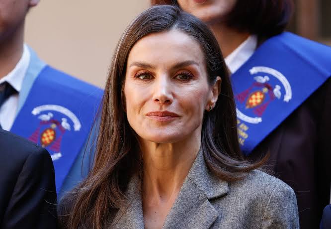El original traje asimétrico de Zara que la reina Letizia ha estrenado en  Alcalá de Henares - Chic