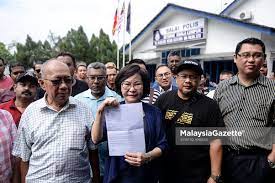 Seorang ahli parlimen kerajaan dirakam menjelirkan lidah ke arah sekumpulan orang yang dipercayai peniaga 'uptown' danau kota di ibu negara menjadi tular di. Ahli Parlimen Wangsa Maju Buat Laporan Polis