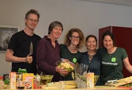 Kijk, de dappere juridische frontsoldaten van milieudefensie, tijdens hun onverschrokken missie tegen het gemene shell. 17 Februari Taste The Waste Diner Bloei In Arnhem