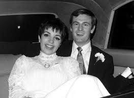 Wählen sie aus erstklassigen inhalten zum thema liza minnelli wedding in höchster qualität. Photos The Life Of Liza Minnelli Who Turns 74 Today Trending Newsvirginian Com