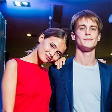 «зеркало», «один день ивана денисовича» и другие актерские работы, «в движении», «статский советник» и другие фильмы, брак с оксаной фандерой. Oksana Fandera I Filipp Yankovskij Prishli Podderzhat Syna Na Premeru Vokrug Tv