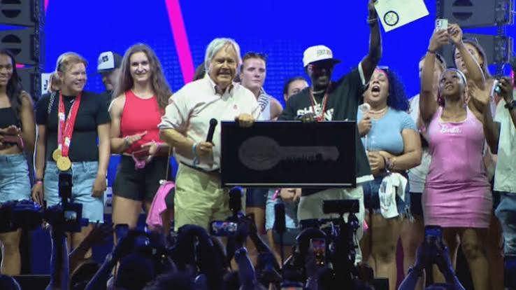 She Weekend brings parade, free concert and key presentation to Las Vegas  Strip