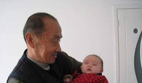 Ông nội đặt tên cực hay cho cháu nhưng nhân viên hộ khẩu ghi nhầm, người mẹ  không giận mà còn biết ơn