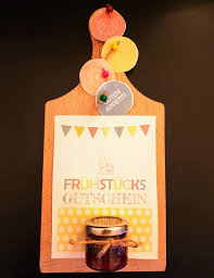 Gutschein selber machen gutschein gestalten. Fruhstucksgutschein Mit Selbstgemachter Kirschmarmelade Selbstgemachte Geschenke Selbermachen Geschenke Geschenke Basteln