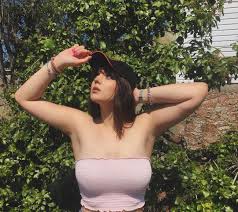 Lularobs - Free pics, galleries & more at Babepedia