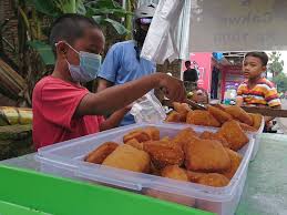 Bolang baling tergolong jenis roti jadul, tetapi banyak di sukai rasanya yang empuk gurih manis bahan: Kisah Inspiratif Mail Anak 8 Tahun Penjual Odading Di Kudus