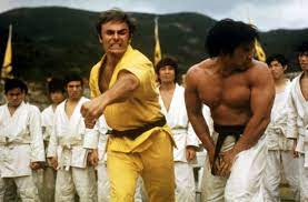 A történet középpontjában bruce lee áll, akit a harcművészetek szakértőjeként felkérnek arra, hogy épüljön be egy kábítószerkereskedő hálózatba. Bruce Lee A Sarkany Kozbelep Teljes Film Magyarul Videa Filmek Jackie Chan Bunyo A Javabol 1980 Magyar Teljes Indavideo Hungary Teljes Filmek Magyarul Online 863 Likes 5 Talking About This