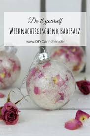 Diy Badesalz Mit Rosenblutenblattern Selbermachen In Christbaumkugeln Diy Badesalz Diy Bader Diy Geschenke Weihnachten