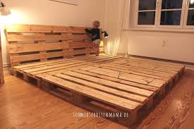 Nachhaltige massivholz biomöbel im skandinavischen design von ekomia. Alles Paletti Ein Diy Familienbett Aus Euro Paletten Familienbett Palletenhaus Familien Bett
