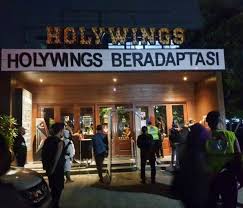 Bebas ongkir ekstra cashback ovo | belanja online aman dan nyaman hanya di tokopedia. Di Cafe Holywings Banyak Wanita Tak Bermasker