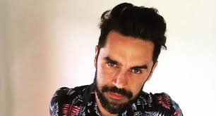 El conductor fue irónico contra el actor en su programa de radio y éste no se quedó callado. Celebridades Bajo La Lupa Gonzalo Heredia Y La Literatura Del Culebron Vos
