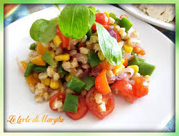 300g di farro, 160g di tonno sott'olio (sgocciolato), 8 cucchiai di borlotti lessi, 16 pomodorini, olio evo, sale, pepe, cipolla q.b. Insalata Di Farro Con Verdure Di Stagione Le Torte Di Marghe