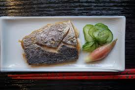 The dorsal part of the skin is dark blue with a wavy or spotty pattern and the ventral side of the skin is shiny silver. Norio On Wine And Food Salted And Grilled Mackerel é¯ã®å¡©ç¼ã