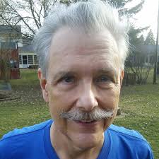 What is the correct pronunciation of the word 'dais'?