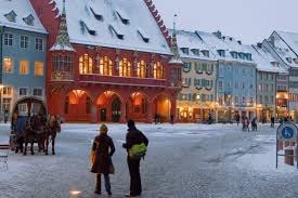 Six personnes passant l'hiver dans une maison.: Place De La Cathedrale De Freiburg Munsterplatz En Hiver Upper Rhine Valley