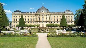 Mit schloss weißenstein, mehr noch mit schloss augustusburg, verbindet würzburg die große bedeutung des treppenhauses in der repräsentativen raumfolge. 300 Jahre Grundsteinlegung Wurzburger Residenz Unesco Welterbestatten Deutschland E V