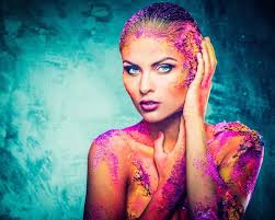 Giovane donna musa con corpo creativo arte e acconciatura — Foto stock di ©  nejron #40692925