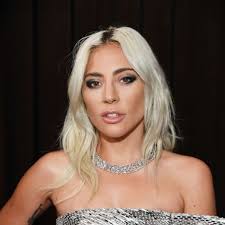 Lady Gaga porte plus de 100 carats de diamants aux Grammy Awards 2019
