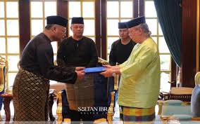 Pejabat setiausaha kerajaan negeri mendapat keputusan 'baik' untuk bahagain penarafan indeks akauntabiliti dalam laporan audit negara tahun 2015. Bernama Salehuddin Hassan Dilantik Pegawai Kewangan Negeri Johor Yang Baharu