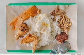 Tumiskan bahan kisar sehingga wangi. Tree Coconut Nasi Lemak Jalan Besar Singapore Travelopy
