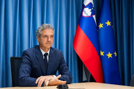 Robert Golob / »Vsak naj najprej pomete ...