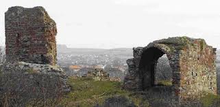 To either side of the outcrop are large sandy beaches, the easternmost of which has the mouth of the stanley burn in the middle of it. Ardrossan Castle Scottish Castles Association