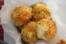 E' un piatto dal sapore unico e inconfondibile, sono polpette morbide e delicate, che piaceranno a tutti e si preparano facilmente. Ricetta Palline Fredde Di Formaggio