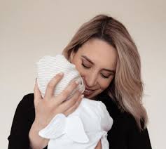 A apresentadora e influencer, encantou os fãs com vários registos fotográficos, onde helena e a pequena íris faziam pandã. Que Amor Helena Coelho Mostra Pela Primeira Vez O Rosto Da Filha Nacional Flash