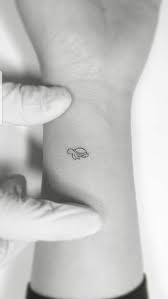 See more ideas about tattoos for women, tattoos, tattoos for women small. Pinterest Isabarvalho Nao Autoral Tatuagem Pequena De Tartaruga Tatuagem No Antebraco Tatuagens Pequenas Para Meninas Tiny Tattoos For Girls Tattoos Tiny Tattoos
