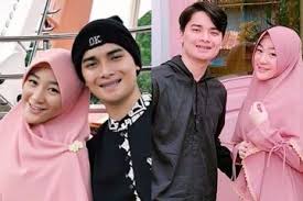 Pihak keluarga alvin faiz diwakili ameer azzikra, adik alvin faiz mengungkapkan kekecewaan keluarganya pada larissa di hadapan awak media. Resmi Berpisah Setelah 5 Tahun Menikah Momen Alvin Faiz Saat Rayakan Imlek Bersama Keluarga Larissa Chou Ini Tinggal Kenangan Semua Halaman Grid Fame