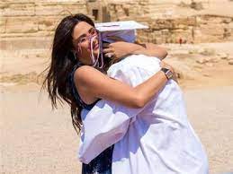 ياسمين الخطيب تحتفل بزواجها للمرة الـ4 على يد مأذونة. ÙŠØ§Ø³Ù…ÙŠÙ† Ø¹Ø¨Ø¯ Ø§Ù„Ø¹Ø²ÙŠØ² ØªØ­ØªØ¶Ù† Ø§Ø¨Ù†ØªÙ‡Ø§ Ø£Ù…Ø§Ù… Ø§Ù„Ø£Ù‡Ø±Ø§Ù…Ø§Øª Ø§Ø­ØªÙØ§Ù„Ø§ Ø¨ØªØ®Ø±Ø¬Ù‡Ø§ ØµØ­Ø§ÙØ© Ø§Ù„Ø¬Ø¯ÙŠØ¯ Ù†Ø¬ÙˆÙ… Ùˆ ÙÙ†