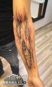 Biomechanik Tattoos Sollen Den Anschein Haben Als Sei Die Haut Aufgerissen Und Der Blick Au Biomechanik Tattoo Biomechanik Tattoo Unterarm Biomechanik Tattoos