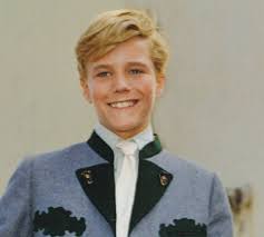 O elenco será composto pela cantora ayaka hirahira (que cantou os temas de abertura de saiunkoku monogatari) como maria, vivida no filme por julie andrews; Por Onde Anda Nicholas Hammond De A Novica Rebelde E Homem Aranha Memorias Cinematograficas