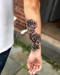 Sie ist eine vertrocknete, aus ihrer wurzelverankerung gerissene und durch den wind fortgetragene pflanze, die nur dort wieder wurzeln schlagen kann, wo der boden für sie genügend nährstoffe bereithält. 20 Men Arm Rose Tattoos