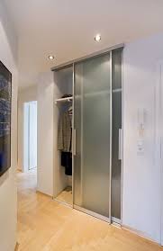 Gleittueren Alurahmen Garderobe Nische Satinato Gleittueren Schiebetueren Schreinerei Lignu Einbauschrank Garderobe Garderobennische Garderoben Eingangsbereich