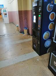 Managerul spitalului clinic judetean de urgenta (scju) targu mures, dr. Mizerie GroaznicÄ Imagini Scarboase De Pe Holul Spitalului JudeÈean De UrgenÈÄ Din Targu MureÈ