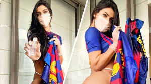 я тебя бум бум бум ты меня бум бум бум Roskoshnaya Miss Bum Bum Prodaet Futbolki Messi Radi Sbora Sredstv Dlya Borby S Koronavirusom Foto Novosti Futbola Na Footballhd Ru