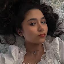 Evelyn Hirsch's Instagram, Twitter & Facebook